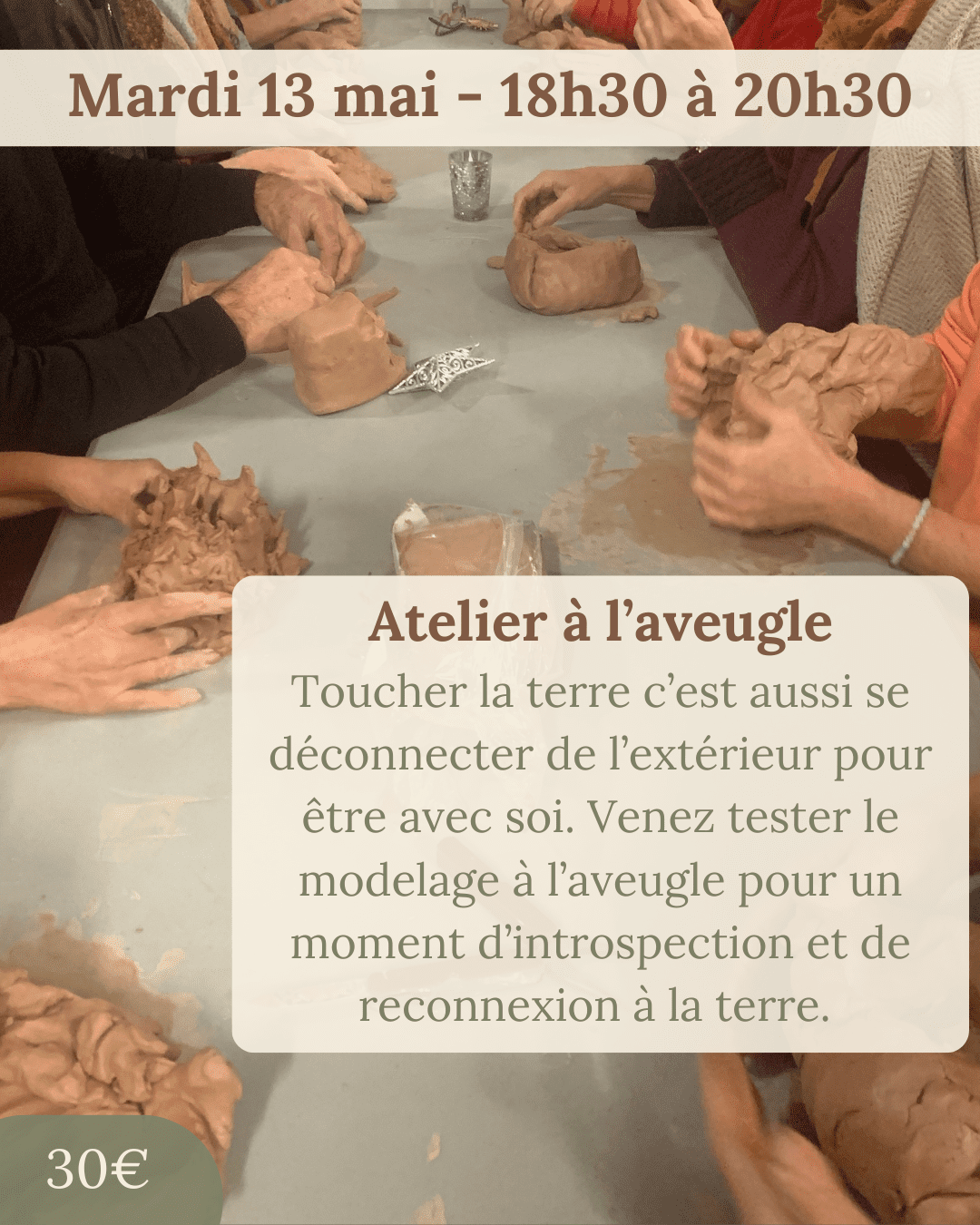 Mains en train de modeler de l'argile et texte d'explication de l'atelier