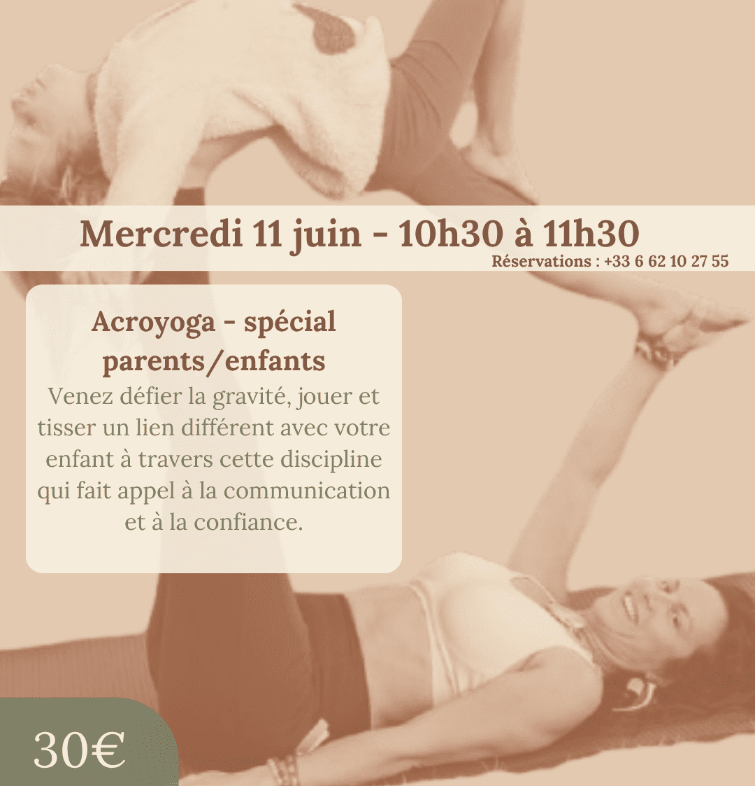 Mains en train de modeler de l'argile et texte d'explication de l'atelier