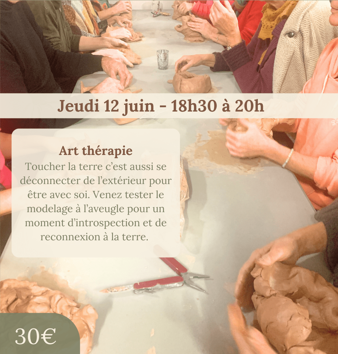 Mains en train de modeler de l'argile et texte d'explication de l'atelier